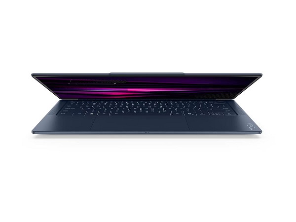 Preview: Lenovo Yoga Slim 7 14Q8Y11 - Snapdragon X Elite X2 hinten